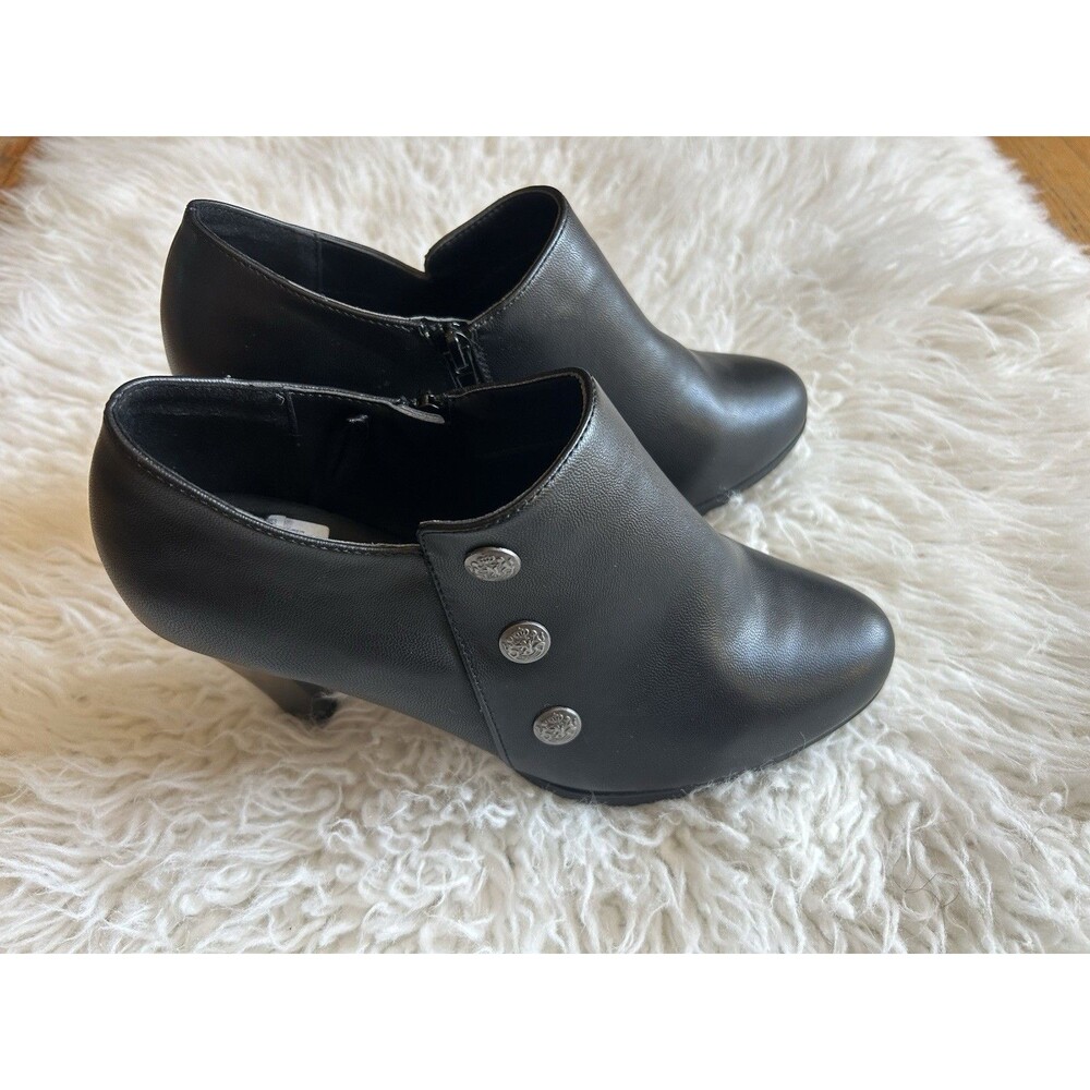 White Mountain Size 9 Black Faux Leather Block Heel Ankle Booties Crest Button - Picture 5 of 12